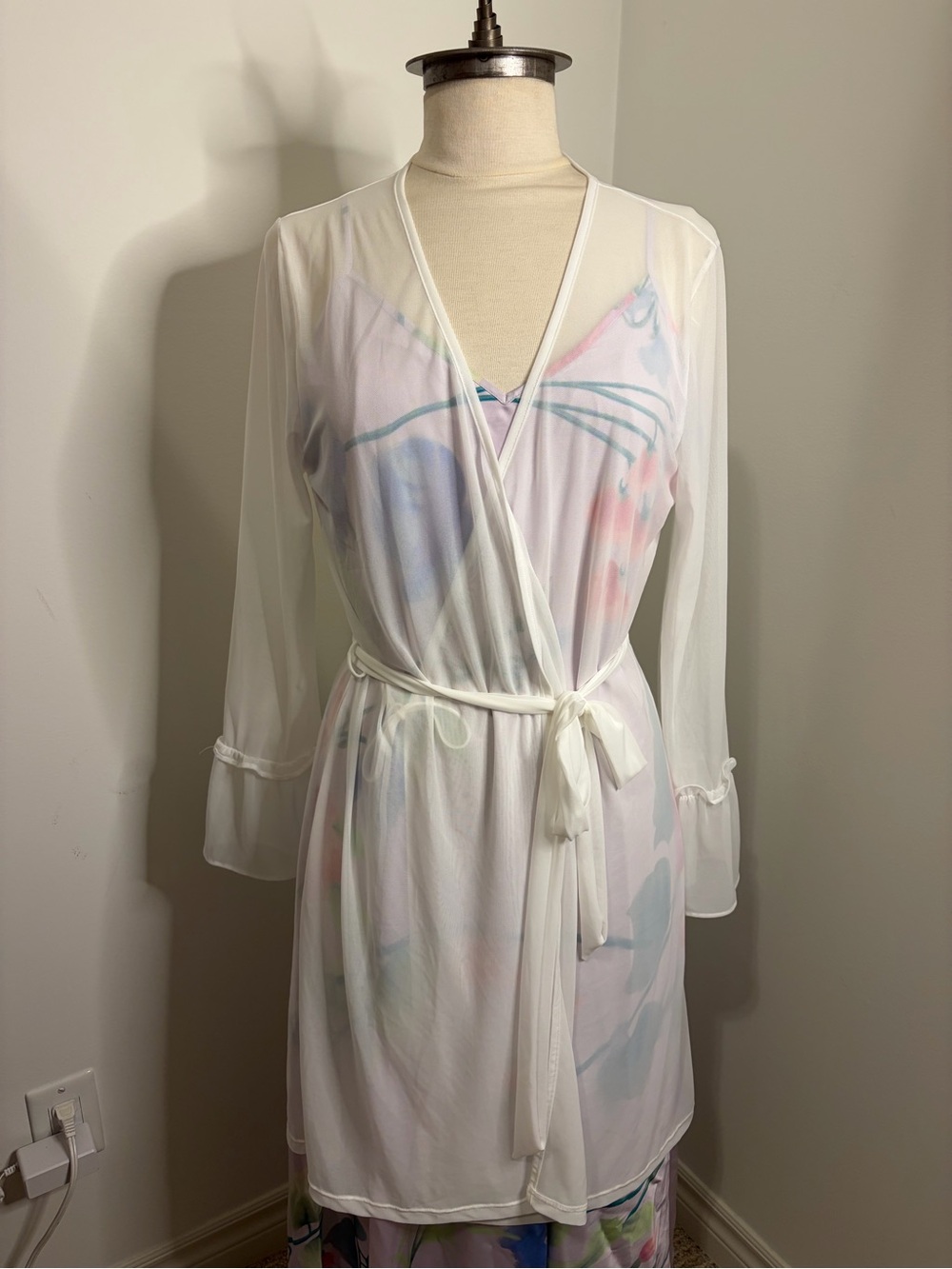 NWT LA VIE EN ROSE White Sheer Ruffle Sleeve Wrap Robe SIZE MEDIUM